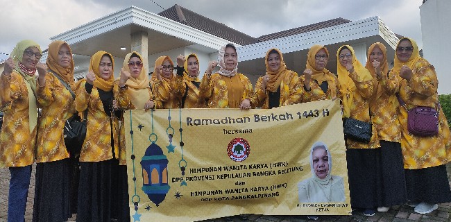 Sekda Pangkalpinang, Radmida Dawam Berfoto Bersama Himpunan Wanita Karya Usai Berbagi Takjil 